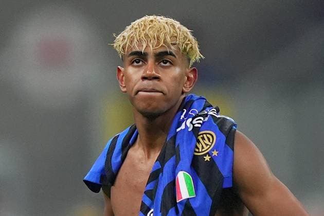Barcelona s Lamine Yamal during the Uefa Champions League soccer match between Inter and Barcelona at San Siro Stadium in Milan , North Italy - Tuesday May 06, 2025 . - Soccer  Copyright: xSpada LaPressex