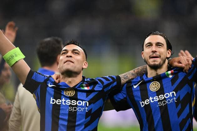 CALCIO - UEFA Champions League - Inter - FC Internazionale vs FC Barcelona, Barca Lautaro Martinez of Fc Inter and Matteo Darmian of FC Inter celebrating after a victory during the UEFA Champions League Semi finals second leg match between Inter FC Internazionale and FC Barcellona, on May 6th, 2025, at Giuseppe Meazza San Siro Siro stadium in Milan, Italy Credit: Tiziano Ballabio Milan Italy  Copyright: xIPAxSport ABACAx