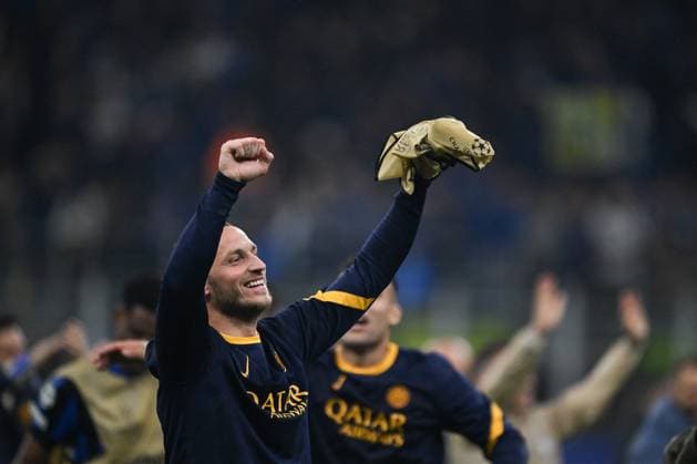 CALCIO - UEFA Champions League - Inter - FC Internazionale vs FC Barcelona, Barca Marko Arnautovic of Fc Inter celebrating after a victory during the UEFA Champions League Semi finals second leg match between Inter FC Internazionale and FC Barcellona, on May 6th, 2025, at Giuseppe Meazza San Siro Siro stadium in Milan, Italy Credit: Tiziano Ballabio Milan Italy  Copyright: xIPAxSport ABACAx