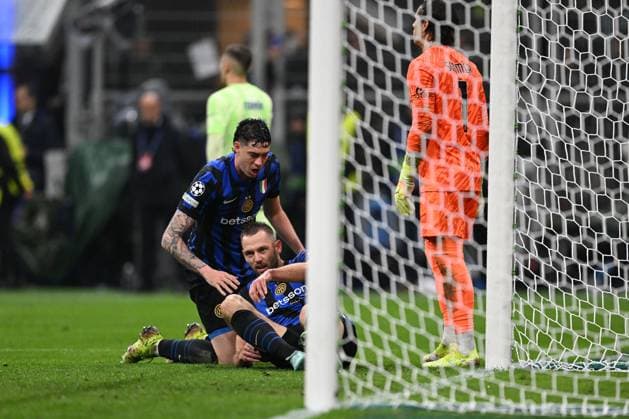 CALCIO - UEFA Champions League - Inter - FC Internazionale vs FC Barcelona, Barca Alessandro Bastoni of FC Inter and Stefan de Vrij of Fc Inter in action during the UEFA Champions League Semi finals second leg match between Inter FC Internazionale and FC Barcellona, on May 6th, 2025, at Giuseppe Meazza San Siro Siro stadium in Milan, Italy Credit: Tiziano Ballabio Milan Italy  Copyright: xIPAxSport ABACAx