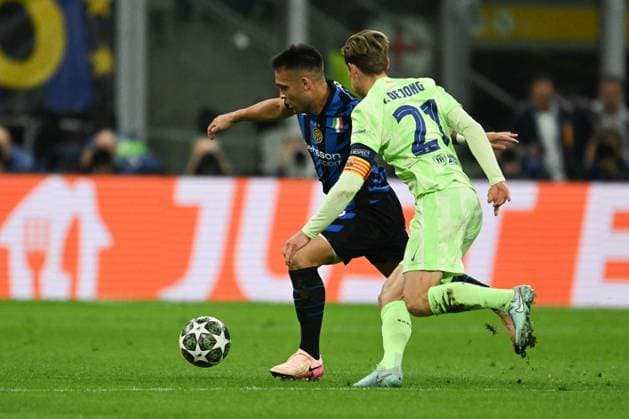 CALCIO - UEFA Champions League - Inter - FC Internazionale vs FC Barcelona, Barca Lautaro Martinez of FC Inter in action during the UEFA Champions League Semi finals second leg match between Inter FC Internazionale and FC Barcellona, on May 6th, 2025, at Giuseppe Meazza San Siro Siro stadium in Milan, Italy Credit: Tiziano Ballabio Milan Italy  Copyright: xIPAxSport ABACAx