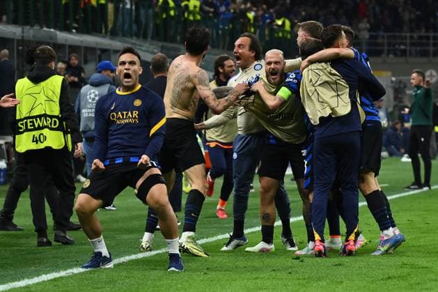 Bilder des Jahres 2025, Sport 05 Mai Sport Themen der Woche KW19 Sport Bilder des Tages CALCIO - UEFA Champions League - Inter - FC Internazionale vs FC Barcelona, Barca Francesco Acerbi of F.C. Inter celebrates after scoring the goal of 3-3 during the UEFA Champions League 2024 25 Semi Final Second Leg match between FC Internazionale Milano and FC Barcelona at San Siro Stadium on May 6, 2025 in Milan, Italy Milan Italy  Copyright: xIPAxSport ABACAx