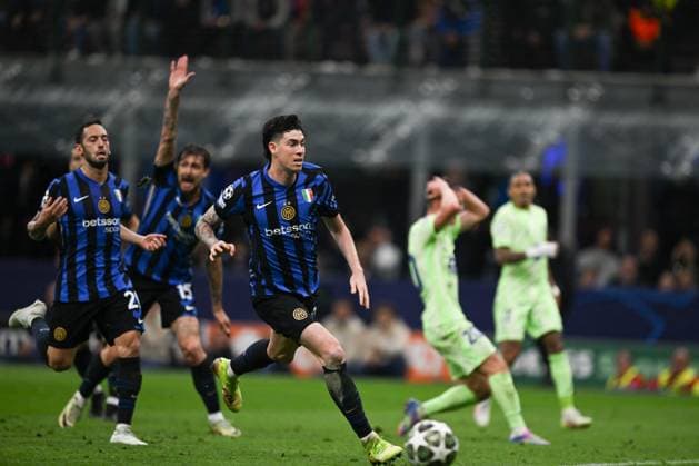 CALCIO - UEFA Champions League - Inter - FC Internazionale vs FC Barcelona, Barca Alessandro Bastoni of FC Inter in action during the UEFA Champions League Semi finals second leg match between Inter FC Internazionale and FC Barcellona, on May 6th, 2025, at Giuseppe Meazza San Siro Siro stadium in Milan, Italy Credit: Tiziano Ballabio Milan Italy  Copyright: xIPAxSport ABACAx