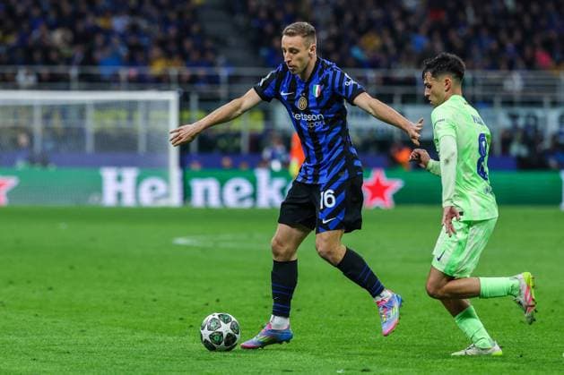 CALCIO - UEFA Champions League - Inter - FC Internazionale vs FC Barcelona, Barca Davide Frattesi of FC Internazionale seen in action during UEFA Champions League 2024 25 Semi Final - 2nd leg football match between FC Internazionale and FC Barcelona at San Siro Stadium Milan Italy  Copyright: xIPAxSport ABACAx