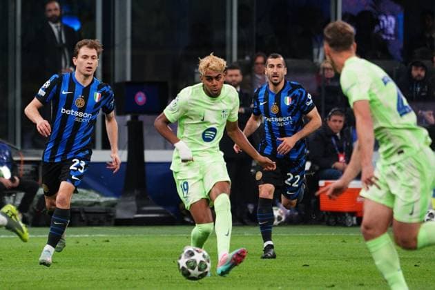 6th May 2025; Giuseppe Meazza, Milan, Italy; Champions League Semi Final, 2nd Leg Football, Inter Milan versus Barcelona FC; Lamine yamal plays the ball forward under pressure  ActionPlus12783312 JomaxGarcia