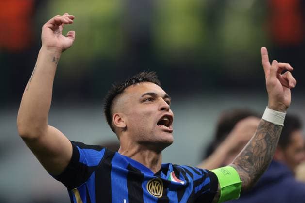 Milan, Italy, 6th May 2025. Lautaro Martinez of FC Internazionale celebrates the 4-3 victory in fron of fans following the final whistle of the Internazionale vs FC Barcelona, Barca UEFA Champions League match at Giuseppe Meazza, Milan. Picture credit should read: Jonathan Moscrop Sportimage EDITORIAL USE ONLY. No use with unauthorised audio, video, data, fixture lists, club league logos or live services. Online in-match use limited to 120 images, no video emulation. No use in betting, games or single club league player publications. SPI_079_JM_INTER_BARCA_UCL SPI-3886-0079