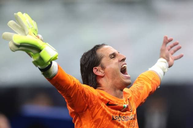 Milan, Italy, 6th May 2025. Yann Sommer of FC Internazionale celebrates the 4-3 victory following the final whistle of the Internazionale vs FC Barcelona, Barca UEFA Champions League match at Giuseppe Meazza, Milan. Picture credit should read: Jonathan Moscrop Sportimage EDITORIAL USE ONLY. No use with unauthorised audio, video, data, fixture lists, club league logos or live services. Online in-match use limited to 120 images, no video emulation. No use in betting, games or single club league player publications. SPI_096_JM_INTER_BARCA_UCL SPI-3886-0096