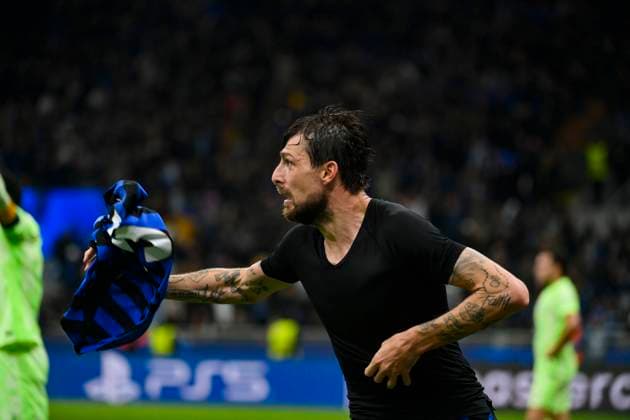6th May 2025; Giuseppe Meazza, Milan, Italy; Champions League Semi Final, 2nd Leg Football, Inter Milan versus Barcelona FC; Francesco Acerbi of FC Internazionale celebrates his goal for 3-3 in the 93rd minute  ActionPlus12783438 StefanoxGuidi