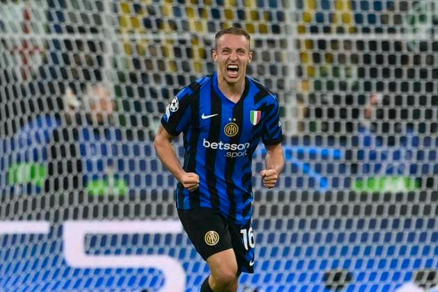 6th May 2025; Giuseppe Meazza, Milan, Italy; Champions League Semi Final, 2nd Leg Football, Inter Milan versus Barcelona FC; Davide Frattesi of FC Internazionale celebrates scoring his goal for 4-3 in the 99th minute in extra time  ActionPlus12783451 StefanoxGuidi