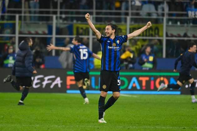 6th May 2025; Giuseppe Meazza, Milan, Italy; Champions League Semi Final, 2nd Leg Football, Inter Milan versus Barcelona FC; Matteo Darmian of FC Internazionale celebrates a victory for 4-3 against FC Barcelona, Barca  ActionPlus12783456 StefanoxGuidi