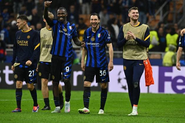 CALCIO - UEFA Champions League - Inter - FC Internazionale vs FC Barcelona, Barca F.C. Inter player celebrate the victory during the UEFA Champions League 2024 25 Semi Final Second Leg match between FC Internazionale Milano and FC Barcelona at San Siro Stadium on May 6, 2025 in Milan, Italy Milan Italy  Copyright: xIPAxSport ABACAx