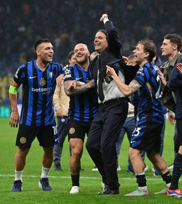 (250507) -- MILAN, May 7, 2025 -- Inter Milan s head coach Simone Inzaghi (C) celebrates at the end of the UEFA Champions League semifinal second leg match between Inter Milan and Barcelona in Milan, Italy, May 6, 2025. (Photo by Xinhua) (SP)ITALY-MILAN-FOOTBALL-UEFA CHAMPIONS LEAGUE-INTER MILAN VS BARCELONA AlbertoxLingria 
