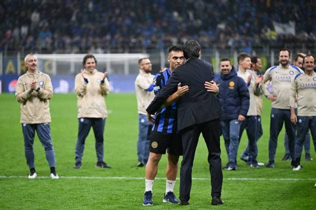 Lautaro Martinez of Fc Inter and Simone Inzaghi of FC Inter celebrating after a victory during the UEFA Champions League Semi finals second leg match between Inter FC Internazionale and FC Barcellona, on May 6th, 2025, at Giuseppe Meazza San Siro Siro stadium in Milan, Italy Credit: Tiziano Ballabio  Copyright: xTizianoxBallabio IPAxSportx xipa-agency.netx xx IPA_57351129 IPA_Agency_IPA57351129