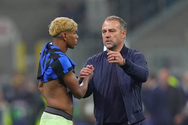 Sport Bilder des Tages Barcelona s Lamine Yamal , BarcelonaÕs head coach Hansi Flick during the Uefa Champions League soccer match between Inter and Barcelona at San Siro Stadium in Milan , North Italy - Tuesday May 06, 2025 . - Soccer  Copyright: xSpada LaPressex