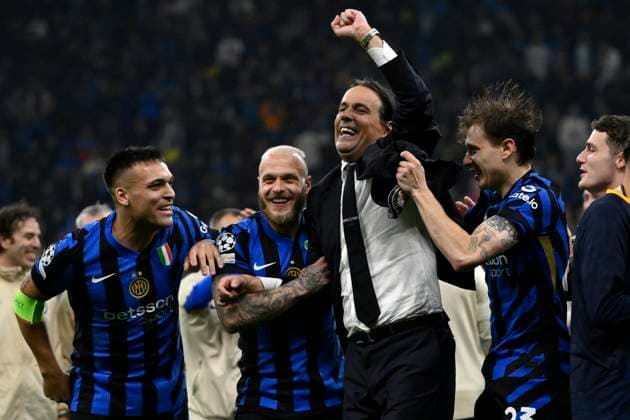 Sport Bilder des Tages Simone Inzaghi, head coach of FC Internazionale, with Lautaro Martinez, Federico Dimarco and Nicolo Barella of FC Internazionale celebrate at the end of the UEFA Champions League 2024 2025 semifinal between FC Internazionale and FC Barcelona, Barca at San Siro stadium in Milano (Italy), May 6, 2025. AndreaxStaccioli