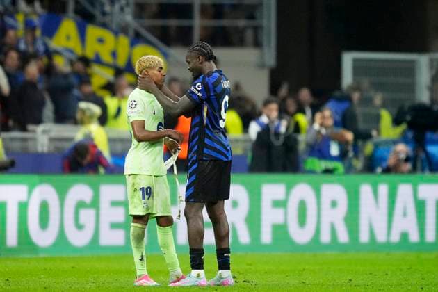 FC Internazionale Milano v FC Barcelona, Barca - UEFA Champions League 2024 25 Semi Final Second Leg Lamine Yamal right winger of Barcelona and Spain dejected with Marcus Thuram centre-forward of Internazionale and France after the UEFA Champions League 2024 25 Semi Final Second Leg match between FC Internazionale Milano and FC Barcelona at Giuseppe Meazza Stadium on May 6, 2025 in Milan, Italy. Milan Italy  Copyright: xJosexBretonx originalFilename:bretonhernandez-fcintern250506_nppLO.jpg