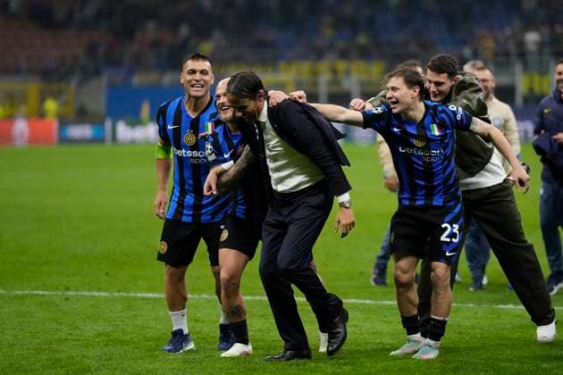 FC Internazionale Milano v FC Barcelona, Barca - UEFA Champions League 2024 25 Semi Final Second Leg Simone Inzaghi head coach of Internazionale and his players celebrates the victory after winning the UEFA Champions League 2024 25 Semi Final Second Leg match between FC Internazionale Milano and FC Barcelona at Giuseppe Meazza Stadium on May 6, 2025 in Milan, Italy. Milan Italy  Copyright: xJosexBretonx originalFilename:bretonhernandez-fcintern250506_npz7r.jpg