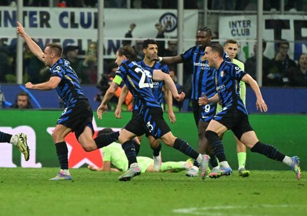(250507) -- MILAN, May 7, 2025 -- Inter Milan s Davide Frattesi (1st L) celebrates scoring during the UEFA Champions League semifinal second leg match between Inter Milan and Barcelona in Milan, Italy, May 6, 2025. (Photo by Xinhua) (SP)ITALY-MILAN-FOOTBALL-UEFA CHAMPIONS LEAGUE-INTER MILAN VS BARCELONA AlbertoxLingria 