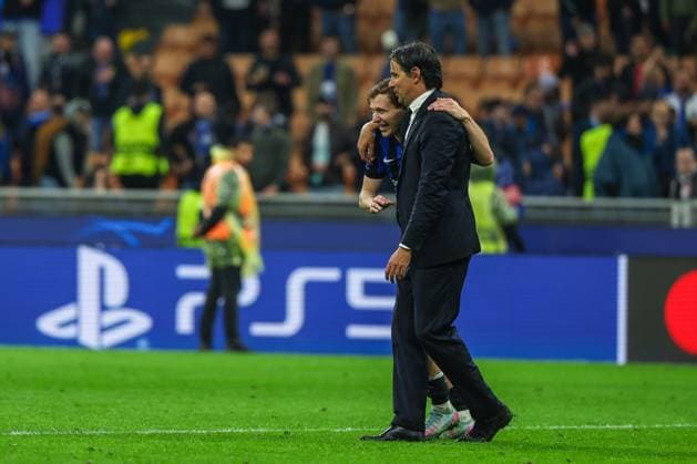 FC Internazionale vs FC Barcelona UEFA Champions League 2024 25 Semi Final 2nd leg 06 05 2025 Nicolo Barella of FC Internazionale and Simone Inzaghi Head Coach of FC Internazionale celebrate the victory at the end of the match during UEFA Champions League 2024 25 Semi Final 2nd leg football match between FC Internazionale and FC Barcelona at San Siro Stadium Copyright: xBEAUTIFULxSPORTS Carabellix
