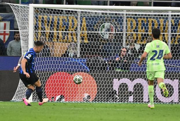 (250507) -- MILAN, May 7, 2025 -- Inter Milan s Lautaro Martinez (L) scores during the UEFA Champions League semifinal second leg match between Inter Milan and Barcelona in Milan, Italy, May 6, 2025. (Photo by Xinhua) (SP)ITALY-MILAN-FOOTBALL-UEFA CHAMPIONS LEAGUE-INTER MILAN VS BARCELONA AlbertoxLingria 
