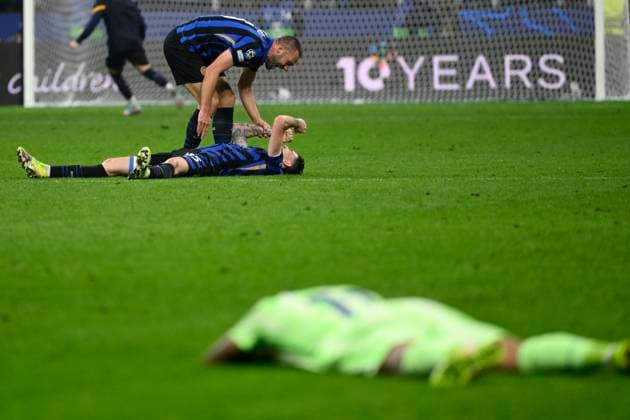 Stefan de Vrij and Alessandro Bastoni of FC Internazionale celebrate at the end of the UEFA Champions League 2024 2025 semifinal between FC Internazionale and FC Barcelona, Barca at San Siro stadium in Milano (Italy), May 6, 2025. AndreaxStaccioli