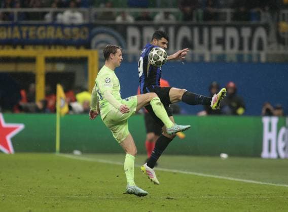 Mehdi Taremi of Inter FC and Frenkie de Jong of FC Barcelona, Barca during the Uefa Champions League 2024 45, semi-final second leg, football match between FC Inter and FC Barcelona on 06 Maj 2025 at San Siro Stadium, Milan, Italy. Photo Nderim Kaceli  Copyright: xNderimxKaceli IPAxSportx xipa-agency.netx xx IPA_57351993 IPA_Agency_IPA57351993