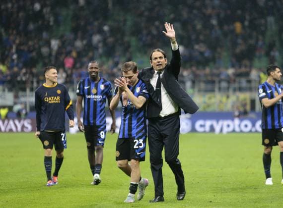 Simone Inzaghi Manager of Inter FC and Nicolo Barella of Inter FC during the Uefa Champions League 2024 45, semi-final second leg, football match between FC Inter and FC Barcelona, Barca on 06 Maj 2025 at San Siro Stadium, Milan, Italy. Photo Nderim Kaceli  Copyright: xNderimxKaceli IPAxSportx xipa-agency.netx xx IPA_57352065 IPA_Agency_IPA57352065