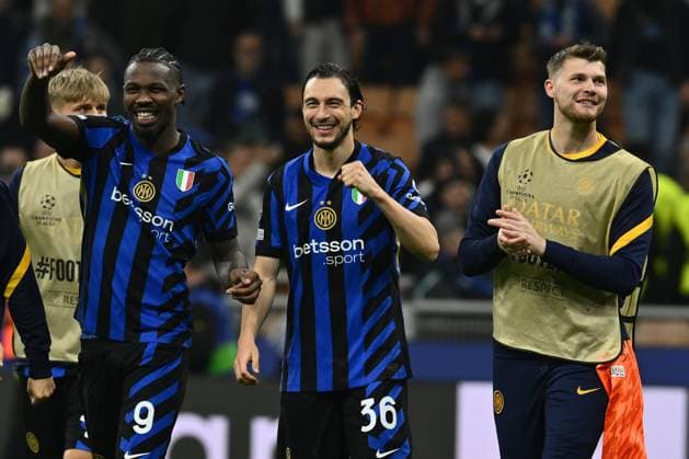 F.C. Inter player celebrate the victory during the UEFA Champions League 2024 25 Semi Final Second Leg match between FC Internazionale Milano and FC Barcelona, Barca at San Siro Stadium on May 6, 2025 in Milan, Italy  Copyright: xDomenicoxCippitelli IPAxSportx xipa-agency.netx xx IPA_57354451 IPA_Agency_IPA57354451