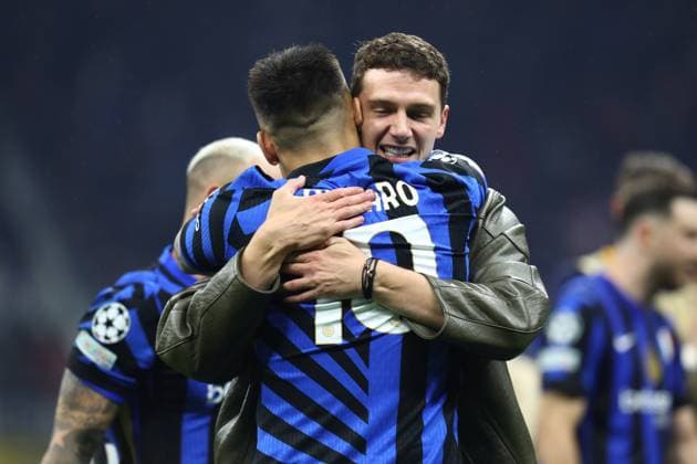 May 6, 2025, Milan, Lombardy, Italy: BENJAMIN PAVARD and LAUTARO MARTINEZ of Inter celebrate winning their UEFA 2024 25 Semi-Final second leg game between INTER and BARCELONA at the Giuseppe Meazza Stadium in Milan, Italy Milan Italy - ZUMAc179 20250506_zep_c179_085 Copyright: xMickaelxChavetx