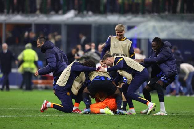 May 6, 2025, Milan, Lombardy, Italy: INTER players and staff including head coach SIMONE INZAGHI celebrate winning their UEFA 2024 25 Semi-Final second leg game against BARCELONA at the Giuseppe Meazza Stadium in Milan, Italy Milan Italy - ZUMAc179 20250506_zep_c179_110 Copyright: xMickaelxChavetx