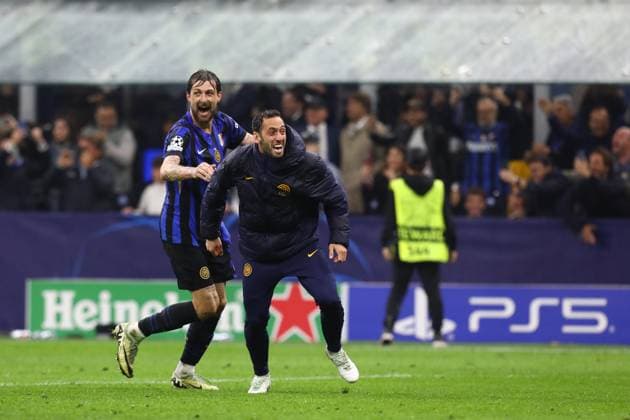 May 6, 2025, Milan, Lombardy, Italy: FRANCESCO ACERBI and HAKAN CALHANOGLU of Inter celebrate winning their UEFA 2024 25 Semi-Final second leg game between INTER and BARCELONA at the Giuseppe Meazza Stadium in Milan, Italy Milan Italy - ZUMAc179 20250506_zep_c179_114 Copyright: xMickaelxChavetx