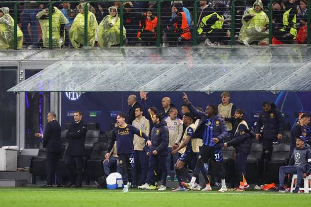 May 6, 2025, Milan, Lombardy, Italy: INTER players and staff including head coach SIMONE INZAGHI celebrate winning their UEFA 2024 25 Semi-Final second leg game against BARCELONA at the Giuseppe Meazza Stadium in Milan, Italy Milan Italy - ZUMAc179 20250506_zep_c179_117 Copyright: xMickaelxChavetx