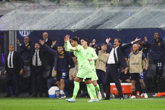 May 6, 2025, Milan, Lombardy, Italy: Head coach SIMONE INZAGHI of Inter reacts in the UEFA 2024 25 Semi-Final second leg game between INTER and BARCELONA at the Giuseppe Meazza Stadium in Milan, Italy Milan Italy - ZUMAc179 20250506_zep_c179_126 Copyright: xMickaelxChavetx