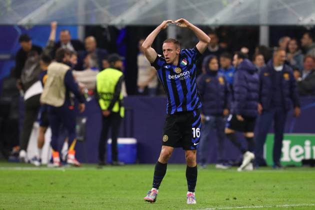 May 6, 2025, Milan, Lombardy, Italy: DAVIDE FRATTESI of INTER celebrates with his teammates for scoring his side s fourth and winning goal in the UEFA 2024 25 Semi-Final second leg game between INTER and BARCELONA at the Giuseppe Meazza Stadium in Milan, Italy Milan Italy - ZUMAc179 20250506_zep_c179_129 Copyright: xMickaelxChavetx