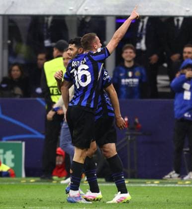 May 6, 2025, Milan, Lombardy, Italy: DAVIDE FRATTESI of INTER celebrates with his teammates for scoring his side s fourth and winning goal in the UEFA 2024 25 Semi-Final second leg game between INTER and BARCELONA at the Giuseppe Meazza Stadium in Milan, Italy Milan Italy - ZUMAc179 20250506_zep_c179_130 Copyright: xMickaelxChavetx