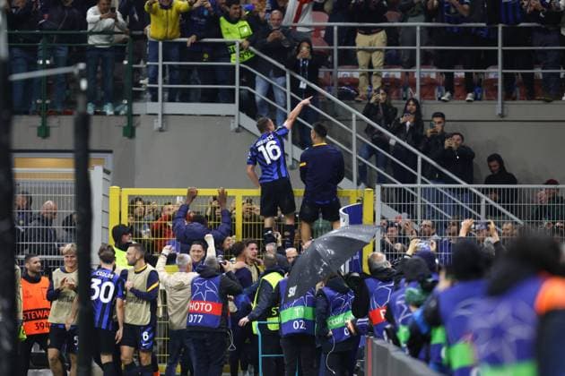 May 6, 2025, Milan, Lombardy, Italy: DAVIDE FRATTESI of INTER celebrates with his teammates for scoring his side s fourth and winning goal in the UEFA 2024 25 Semi-Final second leg game between INTER and BARCELONA at the Giuseppe Meazza Stadium in Milan, Italy Milan Italy - ZUMAc179 20250506_zep_c179_135 Copyright: xMickaelxChavetx