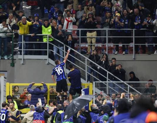 Sport Bilder des Tages May 6, 2025, Milan, Lombardy, Italy: DAVIDE FRATTESI of INTER celebrates with his teammates for scoring his side s fourth and winning goal in the UEFA 2024 25 Semi-Final second leg game between INTER and BARCELONA at the Giuseppe Meazza Stadium in Milan, Italy Milan Italy - ZUMAc179 20250506_zep_c179_136 Copyright: xMickaelxChavetx
