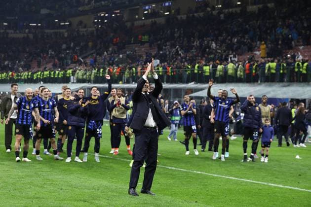 May 6, 2025, Milan, Lombardy, Italy: Head coach SIMONE INZAGHI of Inter celebrates with his players winning their UEFA 2024 25 Semi-Final second leg game between INTER and BARCELONA at the Giuseppe Meazza Stadium in Milan, Italy Milan Italy - ZUMAc179 20250506_zep_c179_141 Copyright: xMickaelxChavetx