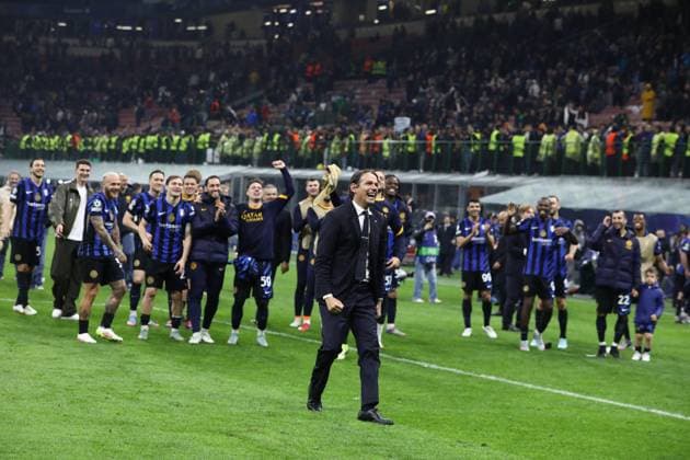 May 6, 2025, Milan, Lombardy, Italy: Head coach SIMONE INZAGHI of Inter celebrates with his players winning their UEFA 2024 25 Semi-Final second leg game between INTER and BARCELONA at the Giuseppe Meazza Stadium in Milan, Italy Milan Italy - ZUMAc179 20250506_zep_c179_143 Copyright: xMickaelxChavetx