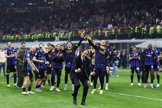 May 6, 2025, Milan, Lombardy, Italy: Head coach SIMONE INZAGHI of Inter celebrates with his players winning their UEFA 2024 25 Semi-Final second leg game between INTER and BARCELONA at the Giuseppe Meazza Stadium in Milan, Italy Milan Italy - ZUMAc179 20250506_zep_c179_146 Copyright: xMickaelxChavetx