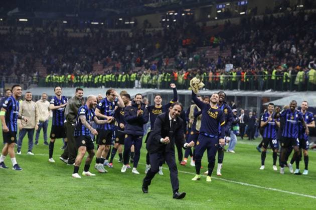 May 6, 2025, Milan, Lombardy, Italy: Head coach SIMONE INZAGHI of Inter celebrates with his players winning their UEFA 2024 25 Semi-Final second leg game between INTER and BARCELONA at the Giuseppe Meazza Stadium in Milan, Italy Milan Italy - ZUMAc179 20250506_zep_c179_148 Copyright: xMickaelxChavetx