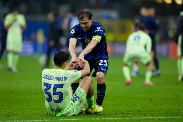 May 7, 2025, Milan, Milan, Italy: Nicolo Barella of Inter helps to Gerard Martin of FC Barcelona, Barca during the UEFA Champions League 2024 25 Semi Final First Leg match between FC Internazionale Milano and FC Barcelona at Giuseppe Meazza Stadium on May 06, 2025 in Milan, Italy. Milan Italy - ZUMAa181 20250507_zaa_a181_005 Copyright: xDennisxAgyemanx