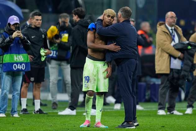 May 7, 2025, Milan, Milan, Italy: Hansi Flick, head coach of FC Barcelona, Barca and Lamine Yamal of FC Barcelona laments during the UEFA Champions League 2024 25 Semi Final First Leg match between FC Internazionale Milano and FC Barcelona at Giuseppe Meazza Stadium on May 06, 2025 in Milan, Italy. Milan Italy - ZUMAa181 20250507_zaa_a181_014 Copyright: xDennisxAgyemanx