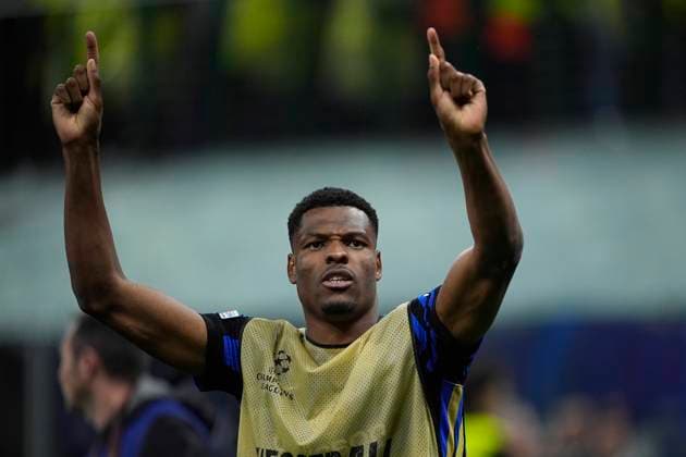 May 7, 2025, Milan, Milan, Italy: Denzel Dumfries of Inter celebrates the victory during the UEFA Champions League 2024 25 Semi Final First Leg match between FC Internazionale Milano and FC Barcelona, Barca at Giuseppe Meazza Stadium on May 06, 2025 in Milan, Italy. Milan Italy - ZUMAa181 20250507_zaa_a181_023 Copyright: xDennisxAgyemanx