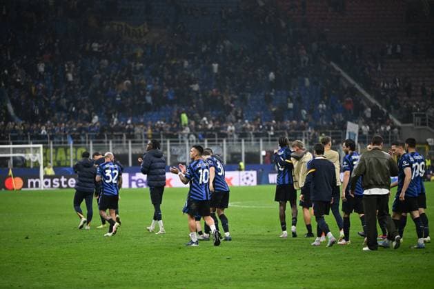 FC Internazionale Milano v FC Barcelona, Barca - UEFA Champions League 2024 25 Semi Final Second Leg The team of FC Inter greets the supporters at the end of the match after the UEFA Champions League Semi-finals second leg match between FC Internazionale and FC Barcelona, in Milan, Italy, on May 6, 2025, at Giuseppe Meazza San Siro Stadium. Milano Italy  Copyright: xTizianoxBallabiox originalFilename:ballabio-interfci250506_npSiO.jpg