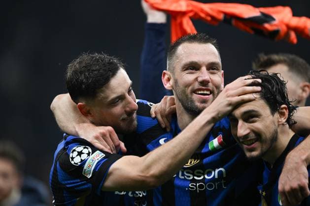 FC Internazionale Milano v FC Barcelona, Barca - UEFA Champions League 2024 25 Semi Final Second Leg Carlos Augusto of FC Inter, Stefan de Vrij of FC Inter, and Matteo Darmian of FC Inter celebrate after a victory during the UEFA Champions League Semi-finals second leg match between FC Internazionale and FC Barcelona in Milan, Italy, on May 6, 2025, at Giuseppe Meazza San Siro Stadium. Milano Italy  Copyright: xTizianoxBallabiox originalFilename:ballabio-interfci250506_npDF9.jpg
