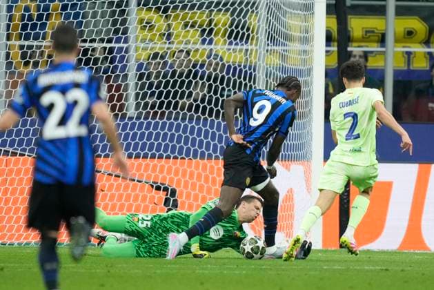 FC Internazionale Milano v FC Barcelona, Barca - UEFA Champions League 2024 25 Semi Final Second Leg Wojciech Szczesny goalkeeper of Barcelona and Poland makes a save front Marcus Thuram centre-forward of Internazionale and France during the UEFA Champions League 2024 25 Semi Final Second Leg match between FC Internazionale Milano and FC Barcelona at Giuseppe Meazza Stadium on May 6, 2025 in Milan, Italy. Milan Italy  Copyright: xJosexBretonx originalFilename:bretonhernandez-fcintern250506_np50j.jpg