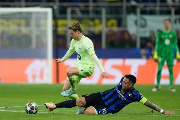 FC Internazionale Milano v FC Barcelona, Barca - UEFA Champions League 2024 25 Semi Final Second Leg Frenkie de Jong central midfield of Barcelona and Netherlands and Lautaro Martinez centre-forward of Internazionale and Argentina compete for the ball during the UEFA Champions League 2024 25 Semi Final Second Leg match between FC Internazionale Milano and FC Barcelona at Giuseppe Meazza Stadium on May 6, 2025 in Milan, Italy. Milan Italy  Copyright: xJosexBretonx originalFilename:bretonhernandez-fcintern250506_np4Ux.jpg