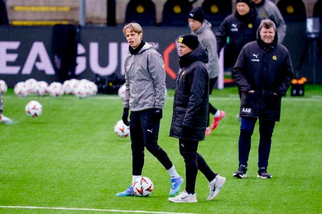 Training for the European League semi-final Bodo 20250507 Ulrik Saltnes together with coach Gaute Ugelstad Helstrup at Bodo Glimts training the day before the European League semi-final against Tottenham at Aspmyra Stadium Photo Stian Lysberg Solum NTB Bodo Norge EDITORIAL USE ONLY RESTRICTED USE FOR BETTING COMPANIES  Copyright: xx