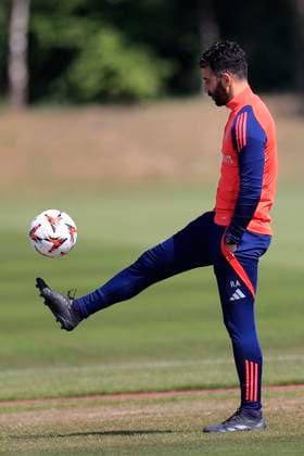 Manchester United, ManU 07 05 2025. Training Ruben Amorim the Manchester United manager during the Europa League training session for Manchester United at Carrington, Manchester, United Kingdom on 7 May 2025. Manchester Carrington United Kingdom Editorial use only , Copyright: xConorxMolloyx PSI-22029-0001